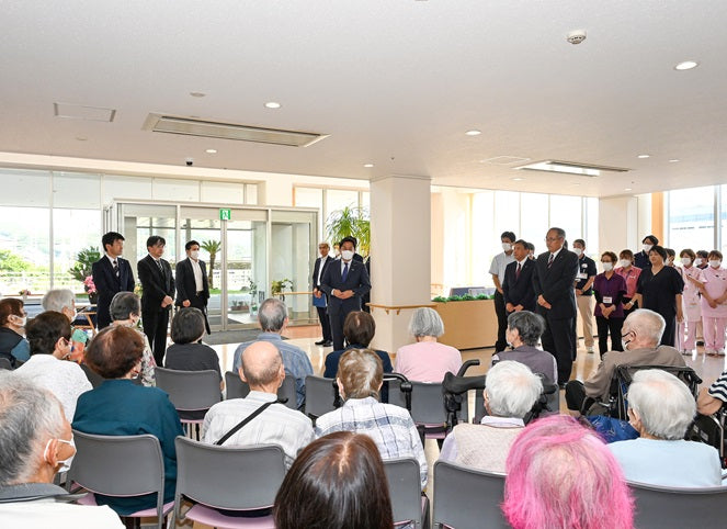 Minister of Health, Labour and Welfare Fukuoka tries out smart glasses at HITO Hospital